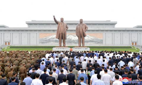 People and soldiers gather to offer flowers to the statues of state founder Kim Il Sung and former leader Kim Jong Il on the Day of Songun at Mansu hill, Pyongyang, North Korea, in this undated photo released by North Korea's Korean Central News Agency (KCNA) on August 26, 2018. PHOTO BY REUTERS/KCNA