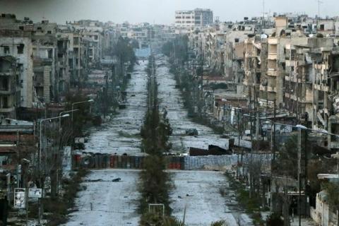 A general view shows a damaged street with sandbags used as barriers in Aleppo's Saif al-Dawla district, Syria, March 6, 2015. PHOTO BY REUTERS/Hosam Katan