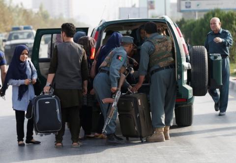 Students walk toward a police vehicle after they were rescued from the site of an attack at the American University of Afghanistan in Kabul, Afghanistan, August 25, 2016. PHOTO BY REUTERS/Mohammad Ismail