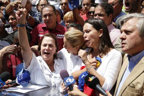 Mitzy de Ledezma (L), wife of arrested Caracas metropolitan mayor Antonio Ledezma, shouts next to Lilian Tintori (C), wife of jailed opposition leader Leopoldo Lopez, and opposition leader Maria Corina Machado (2nd R), during a gathering in support of Ledezma in Caracas, February 20, 2015. PHOTO BY REUTERS/Carlos Garcia Rawlins