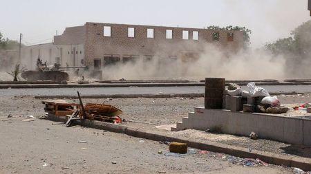 Members of the Southern Resistance Committees fire a tank during clashes with Houthi fighters in Yemen's southern city of Aden, April 24, 2015. PHOTO BY REUTERS/Stringer
