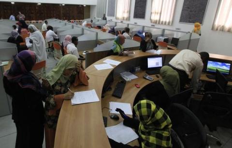Traders work at the electronic trading bourse at the Khartoum Stock Exchange, August 29, 2012. PHOTO BY REUTERS/Mohamed Nureldin Abdallah