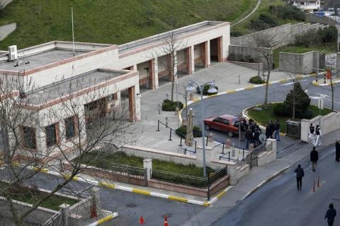 Plain clothers policemen are seen around a vehicle near the U.S. consulate in Istanbul, February 27, 2015. PHOTO BY REUTERS/Murad Sezer