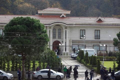 Turkish police forensic experts and plainclothes police officers stand at the entrance of a villa in the Samanli village of the Termal district in the northwestern province of Yalova, Turkey, November 26, 2018, as police search inside in relation to the investigation into the killing of Saudi journalist Jamal Khashoggi. PHOTO BY REUTERS/Osman Orsal