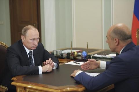 Russian President Vladmir Putin (L) speaks with Finance Minister Anton Siluanov during their meeting at the Novo-Ogaryovo state residence outside Moscow, July 18, 2014. PHOTO BY REUTERS/Alexei Babushkin