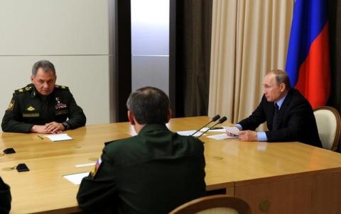 Russian President Vladimir Putin (R) and Defence Minister Sergei Shoigu attend a meeting with top generals at the Bocharov Ruchei state residence in Sochi, Russia, May 10, 2016. PHOTO BY REUTERS/Michael Klimentyev