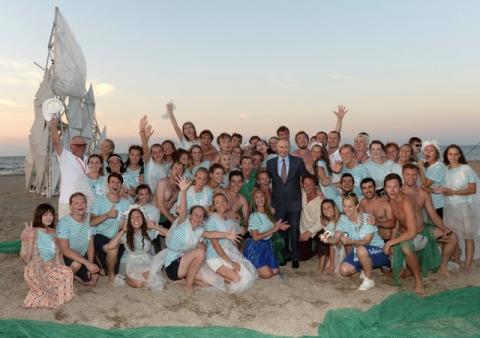 Russian President Vladimir Putin poses for a photo with participants of the Tavrida national youth educational forum in Bakal Spit, Crimea. PHOTO BY REUTERS/Alexei Nikolsky