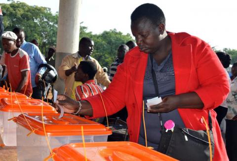 An woman casts her ballot during the Orange Democratic Movement (ODM) party primary at the Jomo Kenyatta sports grounds in the Kenya's west city of Kisumu, April 25, 2017. PHOTO BY REUTERS/Moses Eshiwani