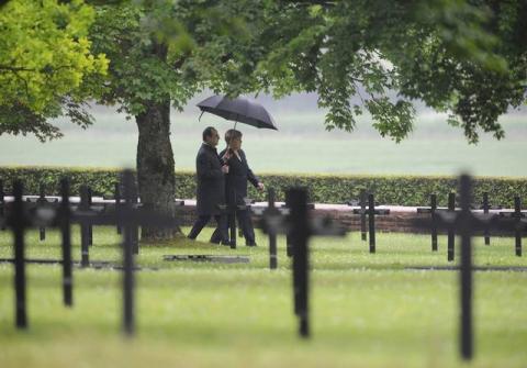 French President Francois Hollande and German Chancellor Angela Merkel walk at a German cemetery in Consenvoye near Verdun, France, May 29, 2016, during a remembrance ceremony marking the 100th anniversary of the battle of Verdun. PHOTO BY REUTERS/Jean-Christophe Verhaegen