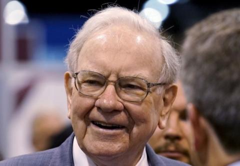 Berkshire Hathaway CEO Warren Buffett talks to reporters prior to the Berkshire annual meeting in Omaha, Nebraska in this May 2, 2015 file photo. PHOTO BY REUTERS/Rick Wilking