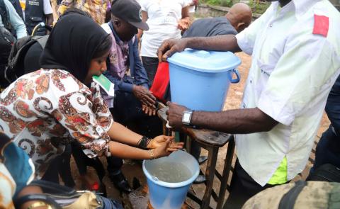 A Congolese health worker instructs residents about washing their hands as a preventive measure against Ebola in Mbandaka, Democratic Republic of Congo, May 19, 2018. PHOTO BY REUTERS/Kenny Katombe