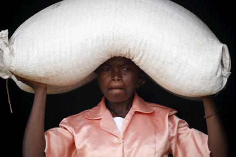 A woman carries food aid distributed by the United Nations World Food Progamme (WFP) in Mzumazi village near the capital Lilongwe, Malawi, February 3, 2016. PHOTO BY REUTERS/Mike Hutchings