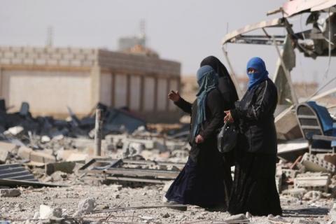 Women walk on rubble in al-Shadadi town, in Hasaka province, Syria, February 26, 2016. PHOTO BY REUTERS/Rodi Said 