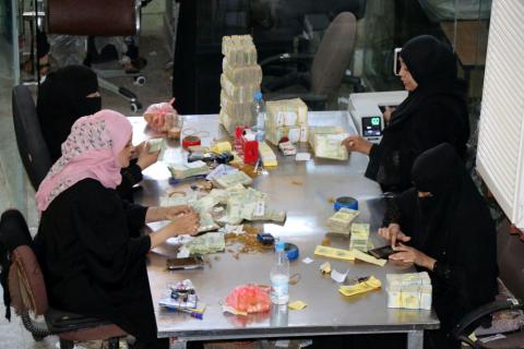 Workers count money at the Central Bank of Yemen in Aden, Yemen, December 13, 2018. PHOTO BY REUTERS/Fawaz Salman