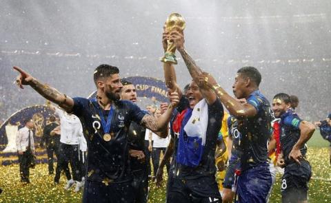 France's Corentin Tolisso, Presnel Kimpembe and Olivier Giroud celebrate with the trophy after winning the World Cup. PHOTO BY REUTERS/Carl Recine
