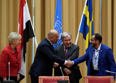 Head of Houthi delegation Mohammed Abdul-Salam (R) and Yemeni Foreign Minister Khaled al-Yaman (2 L) shake hands next to United Nations Secretary General Antonio Guterres and Swedish Foreign Minister Margot Wallstrom (L), during the Yemen peace talks closing press conference at the Johannesberg castle in Rimbo, near Stockholm, December 13, 2018. PHOTO BY REUTERS/TT News Agency/Pontus Lundahl 