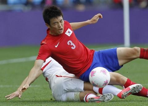 South Korea's Yun Suk-young (3) is tackled by Switzerland's Steven Zuber during their men's Group B football match in the London 2012 Olympic Games at the City of Coventry stadium