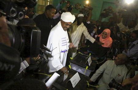 Sudan's President Omar Hassan al-Bashir (C) casts his ballot during electons in the capital Khartoum, April 13, 2015. PHOTO BY REUTERS/Mohamed Nureldin Abdallah