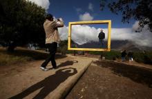 Visitors pose for pictures against Table Mountain at a viewing site in Cape Town, South Africa, April 29, 2015. PHOTO BY REUTERS/Mike Hutchings