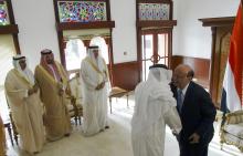 Yemen's President Abd-Rabbu Mansour Hadi (R) shakes hands with a Gulf Cooperation Council (GCC) delegate as the GCC Secretary-General Abdulatif al-Zayani (3rd L) looks ahead of talks at the Republian Palace in the southern Yemeni port city of Aden, February 25, 2015. PHOTO BY REUTERS/Stringer