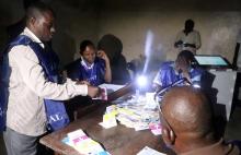 Agents of Congo's National Independent Electoral Commission (CENI) count casted ballot papers after election at a polling station in Kinshasa, Democratic Republic of Congo, December 30, 2018. PHOTO BY REUTERS/Kenny Katombe