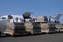 Workers unload aid shipment from a plane at the Sanaa airport, Yemen, November 25, 2017. PHOTO BY REUTERS/Stringer