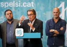 Catalan President Artur Mas (C) answers a question next to Oriol Junqueras (L), leader of Esquerra Republicana de Catalunya (ERC), and Raul Romeva, a former university professor and member of the European Parliament, during a news conference in Barcelona, Spain, September 28, 2015. PHOTO BY REUTERS/Andrea Comas