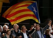 Catalan President Artur Mas (C) stands with ERC's Oriol Junqueras (R) and other politicians as they address Junts Pel Si (Together For Yes) supporters after polls closed in a regional parliamentary election in Barcelona, Spain, September 27, 2015. PHOTO BY REUTERS/Sergio Perez