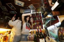 A bartender pours a drink at 80s Bar in Damascus, Syria, March 11, 2016. PHOTO BY REUTERS/Omar Sanadiki