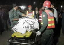 Rescue workers move a body from the site of a blast outside a public park in Lahore, Pakistan, March 27, 2016. PHOTO BY REUTERS/Mohsin Raza
