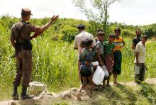 Members of Border Guard Bangladesh (BGB) stops Rohingya people who are trying to enter Bangladesh in Cox’s Bazar, Bangladesh, August 27, 2017. PHOTO BY REUTERS/Mohammad Ponir Hossain