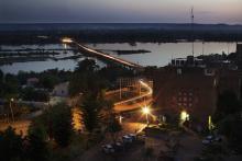 Vehicles cross the Kennedy bridge at dusk in Niamey, September 16, 2013. PHOTO BY REUTERS/Joe Penney