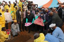 Sierra Leone Preisenf Ernest Koroma joined by Liberian President Ellen Johnson Sirleaf during the burial of victims of the mudslide at the Paloko cemetery, in Waterloo, Sierra Leone, August 17, 2017. PHOTO BY REUTERS/Afolabi Sotunde