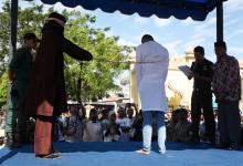 An Indonesian man charged with having gay sex is publicly caned outside a mosque in Banda Aceh, Aceh province, Indonesia, July 13, 2018. PHOTO BY REUTERS/Oviyandi Emnur