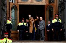 Catalunya Parliament's President Carme Forcadell waves as she arrives to the court to testify in Barcelona, Spain, December 16, 2016. PHOTO BY REUTERS/Albert Gea