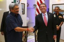 U.S. Defense Secretary Ash Carter (R) and India's Defense Minister Manohar Parrikar shake hands after signing of agreements ceremony in New Delhi, India, June 3, 2015. PHOTO BY REUTERS/Adnan Abidi