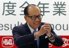 Hutchison Whampoa Ltd and Cheung Kong Holdings Chairman Li Ka-shing shares a Chinese New Year greeting to journalists at a news conference on the companies annual results in Hong Kong, February 26, 2015. PHOTO BY REUTERS/Bobby Yip