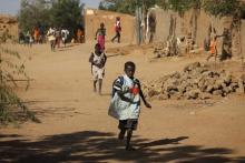 Children run home from school after hearing gunfire and explosions in Gao, February 21, 2013. PHOTO BY REUTERS/Joe Penney
