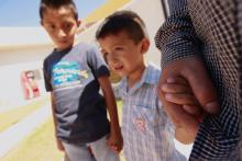 Salvadoran migrant Epigmenio Centeno and his sons, nine-year old Axel Jaret (L) and three-year old Steven Atonay, pose for a photograph outside the shelter House of the Migrant, after Epigmenio decided to stay with his children in Mexico due to U.S. President Donald Trump's child separation policy, in Ciudad Juarez, Mexico, June 19, 2018. REUTERS/Jose Luis Gonzalez