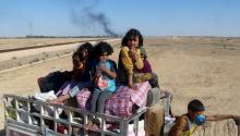 Iraqi children who fled their homes due to the clashes between Iraqi security forces and Islamic state militants move through the town of Hit in Anbar province, April 4, 2016. PHOTO BY REUTERS/Stringer
