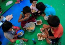Children, who left their homes with their families to avoid the intense fighting between government forces and insurgents from the Maute group, eat their meals inside the evacuation centre in Baloi Village, Lanao Del Norte, Philippines, June 19, 2017. PHOTO BY REUTERS/Romeo Ranoco