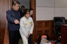 Choi Soon-sil, a long-time friend of South Korean President Park Geun-hye who is at the center of the South Korean political scandal involving Park, arrives for her first court hearing in Seoul, South Korea, December 19, 2016. PHOTO BY REUTERS 