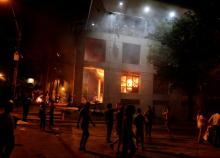 Protestors set fire to the Congress building during a demonstration against a possible change in the law to allow for presidential re-election in Asuncion, Paraguay, March 31, 2017. PHOTO BY REUTERS/Jorge Adorno