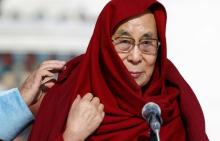 Tibet's exiled spiritual leader the Dalai Lama arrives to greet people gathered at the Gandan Tegchinlen monastery in Ulaanbaatar, Mongolia, November 19, 2016. PHOTO BY REUTERS/B. Rentsendorj