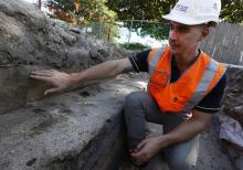 Cultural heritage manager Danny Franks inspects the excavation site where he had discovered Aboriginal artifacts in the ground at a construction site for a light railway in Sydney, March 31, 2016. PHOTO BY REUTERS/Jason Reed