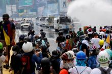 Demonstrators clash with riot security forces while rallying against Venezuela's President Nicolas Maduro in Caracas, Venezuela, May 31, 2017. PHOTO BY REUTERS/Carlos Garcia Rawlins