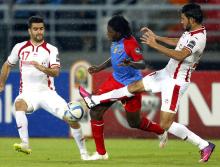 Dieudonne Mbokani (C) of the Democratic Republic of Congo fights for the ball with Tunisia's Ferjani Sassi (L) and Mohamed Ali Yacoubi during their Group B soccer match at the African Cup of Nations in Bata, January 26, 2015. PHOTO BY REUTERS/Amr Abdallah Dalsh