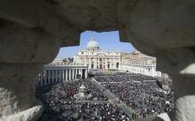 A general view of Pope Francis leading the Easter mass in St. Peter's square at the Vatican, March 27, 2016. PHOTO BY REUTERS/Alessandro Bianchi