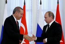 Russian President Vladimir Putin shakes hands with Turkish President Tayyip Erdogan during a news conference following their meeting in St. Petersburg, Russia, August 9, 2016. PHOTO BY REUTERS/Sergei Karpukhin