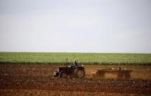 Farmers work on a land outside Lichtenburg, a maize-growing area in the North West province, South Africa, November 26, 2015. PHOTO BY REUTERS/Siphiwe Sibeko